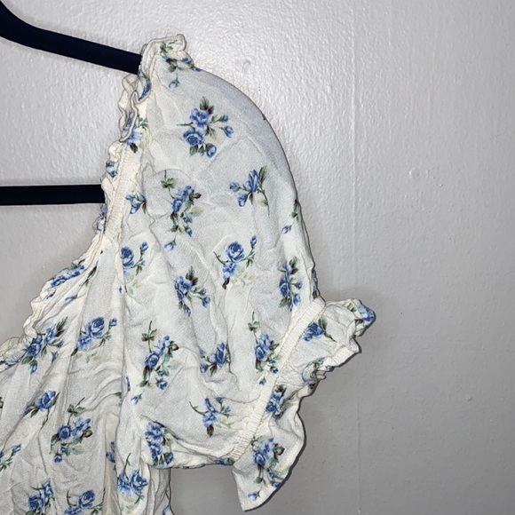 American Eagle Outfitters Tops - 💫Cottage Core American Eagle blue flowered top!